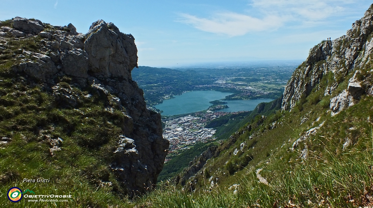 35 vista verso i laghi di Oggione e Annone....JPG